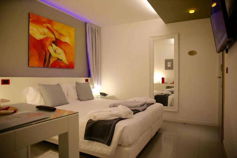 Monaco Suites Hotel Lignano Sabbiadoro Exterior photo