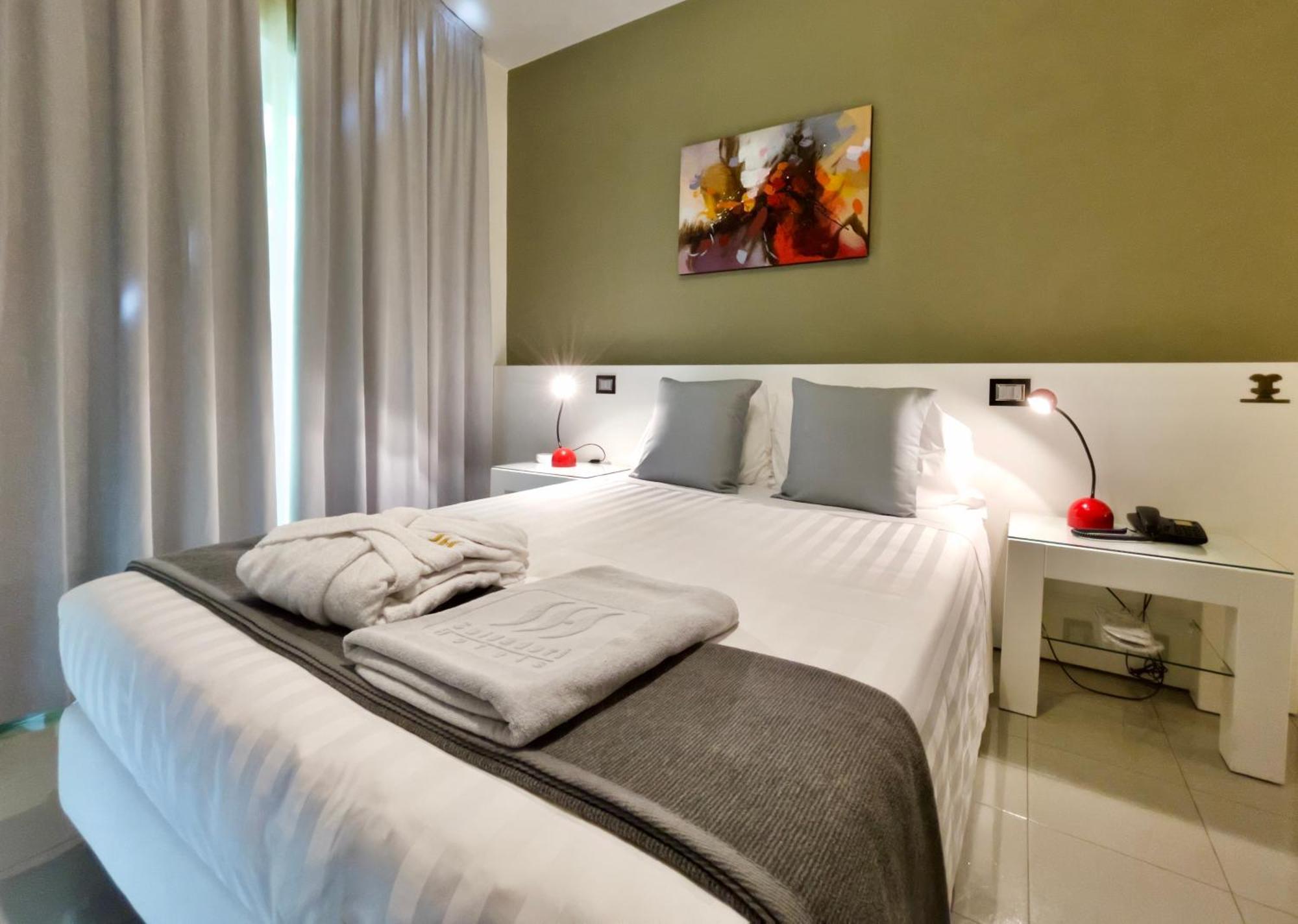 Monaco Suites Hotel Lignano Sabbiadoro Room photo